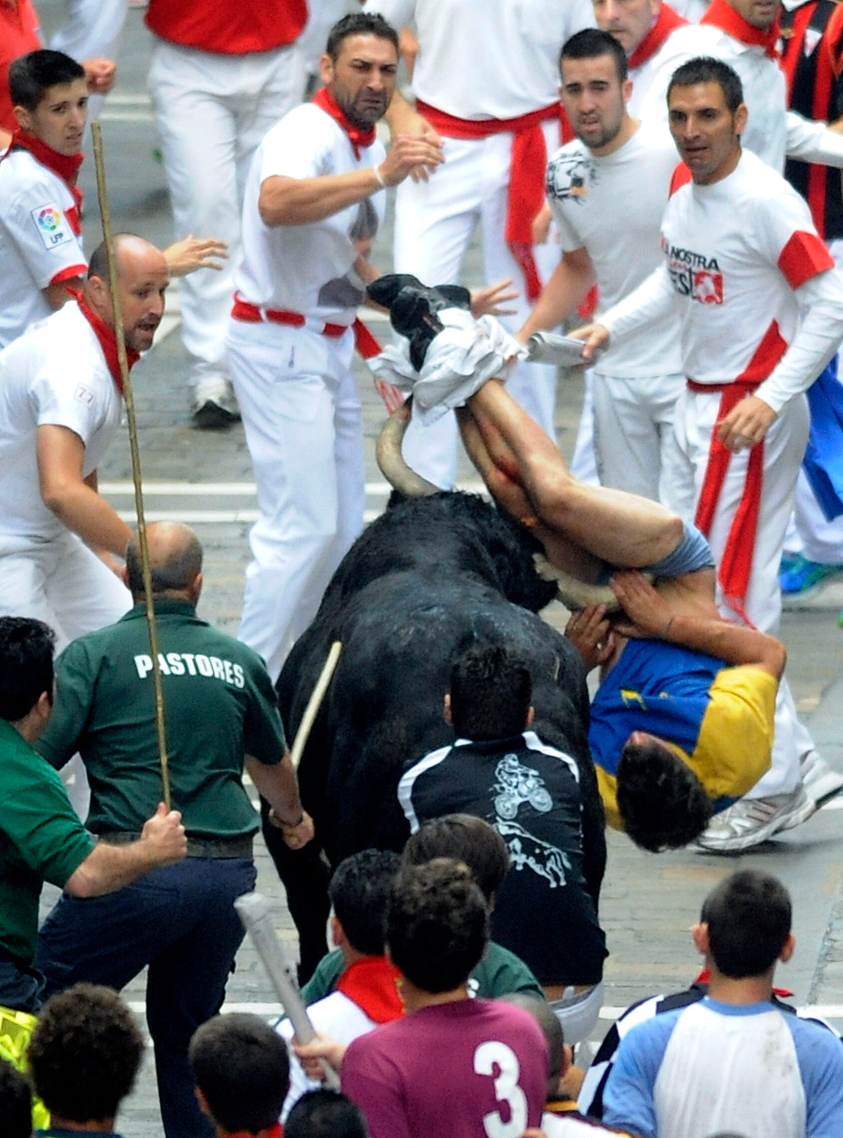 Além do espanhol, outras três pessoas — incluindo um turista americano — foram chifradas durante a corrida de touros de ontem. A corrida faz parte da tradicional festa de São Firmino