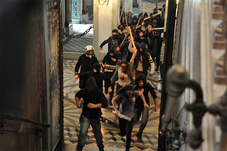 Rico (Bernardo Falcone), Lucrécia (Carla Diaz) e outros
manifestantes decidem invadir o prédio da Arrecadação Federal. O grupo invade o
prédio público e faz com que Hernani (Victor Fasano), secretário de segurança,
mande a tropa de choque para frente do local
+ Rico diz que está revoltado com a política brasileira. Assista!
+ Carla Diaz e Bernardo Falcone se divertem nos bastidores
+ História de amor interrompida! Entenda a relação entre o governados Guido e Dora