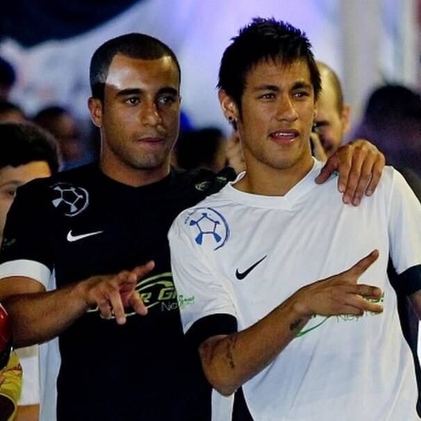 O ex-são paulino Lucas Moura completa 22 anos hoje e, nas redes sociais, amigos prestam suas homenagens ao aniversariante do dia. O craque Neymar foi um deles. Em sua conta no Instagram, o atacante compartilhou uma foto ao lado de Lucas.
— Meu mano... Parabéns irmão, felicidades e tudo de melhor na sua vida sempre!! Que Deus te abençoe cada vez mais... Tamo junto meu maninho... Te amo moleque — escreveu