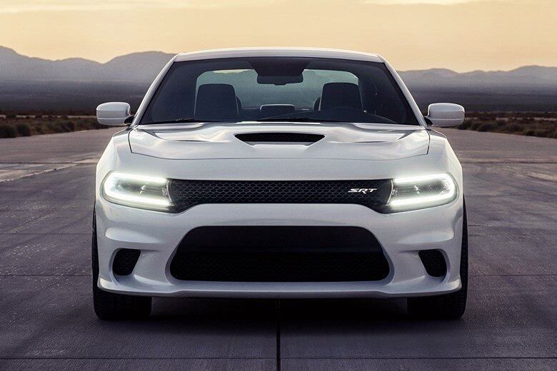 Se você gosta de "muscle cars" como o Chevrolet Camaro e o Ford Mustang, prepare o coração. A Dodge apresentou nesta semana o Charger SRT Hellcat, que com seus brutais 717 cavalos de potência e velocidade máxima de 228 km/h já se tornou o sedã mais rápido e potente do mundo. Saiba mais sobre essa fera nas imagens a seguir