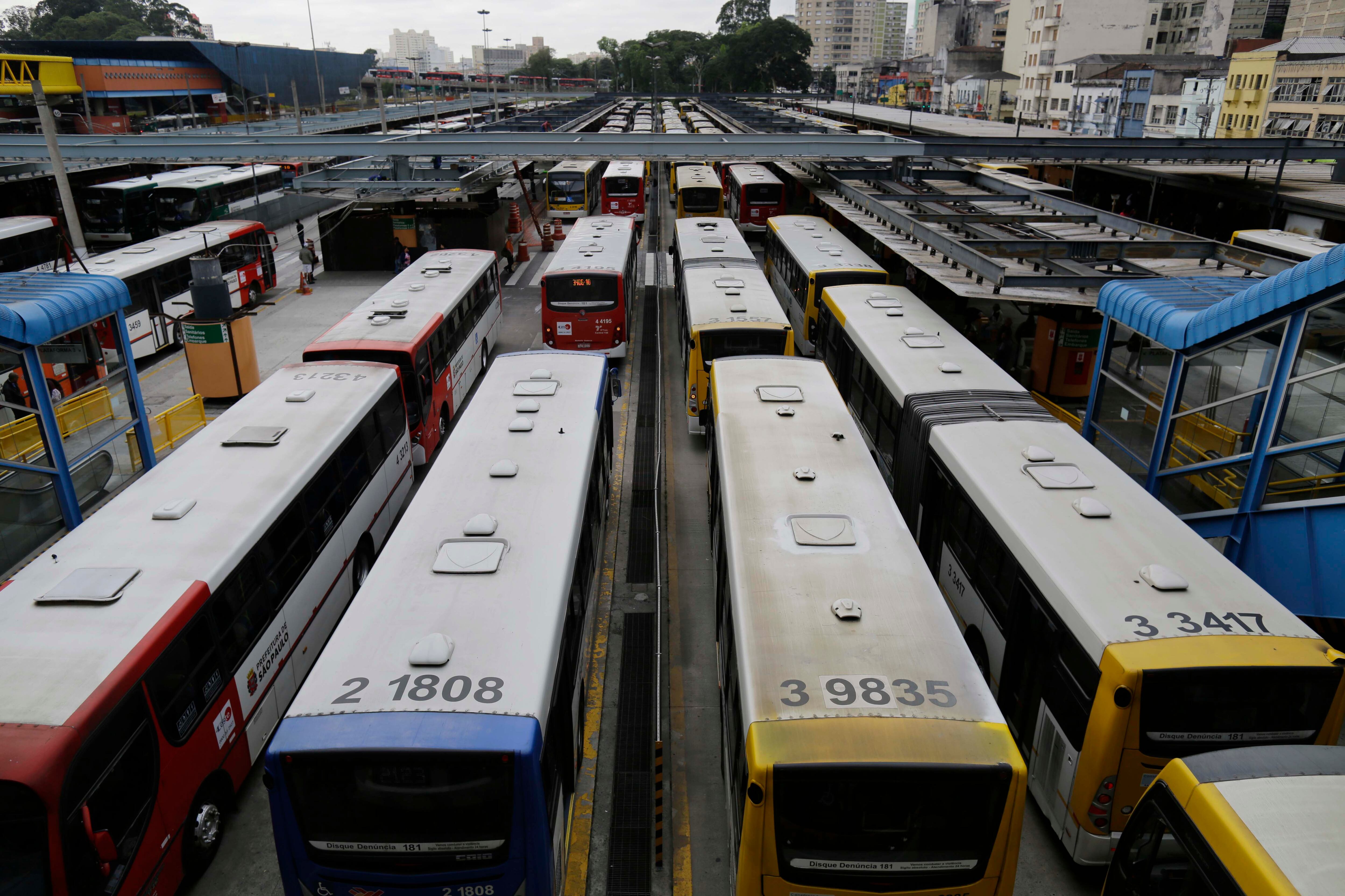 Protesto fecha terminais de ônibus em São Paulo