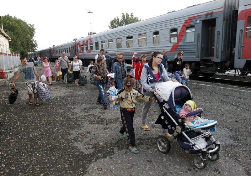 Refugiados ucranianos chegam à estação de trem de Stavropol, na Rússia, para receber asilo