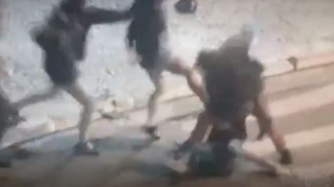 Duas pessoas foram identificadas nas filmagens e responsabilizadas pela agressão