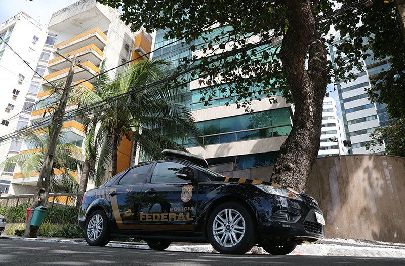 Em Pernambuco, policiais
federais cumprem mandados no edifício Jardins, na avenida boa Viagem em Recife (PE),
pelo desmembramento da Operação Lava Jato