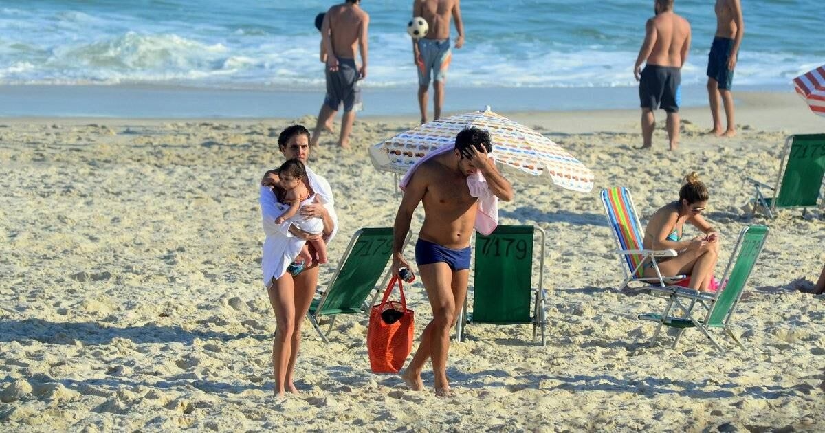 Deborah Secco curte praia com a filha e o marido 