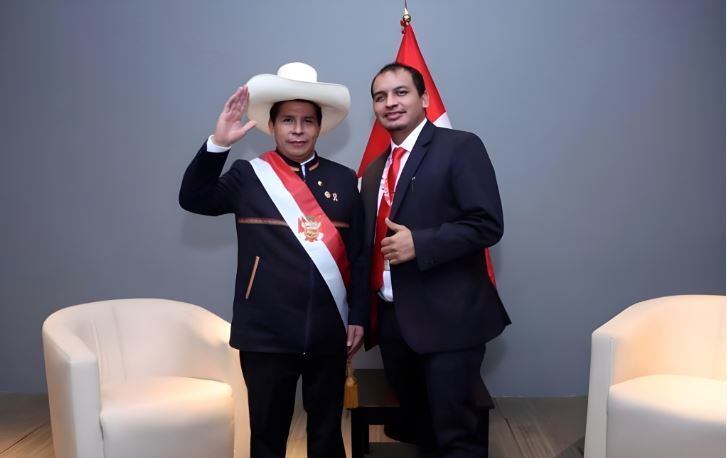 Presidente do Peru, Pedro Castillo (à esq.), ao lado do sobrinho Fray Vásquez (à dir.)