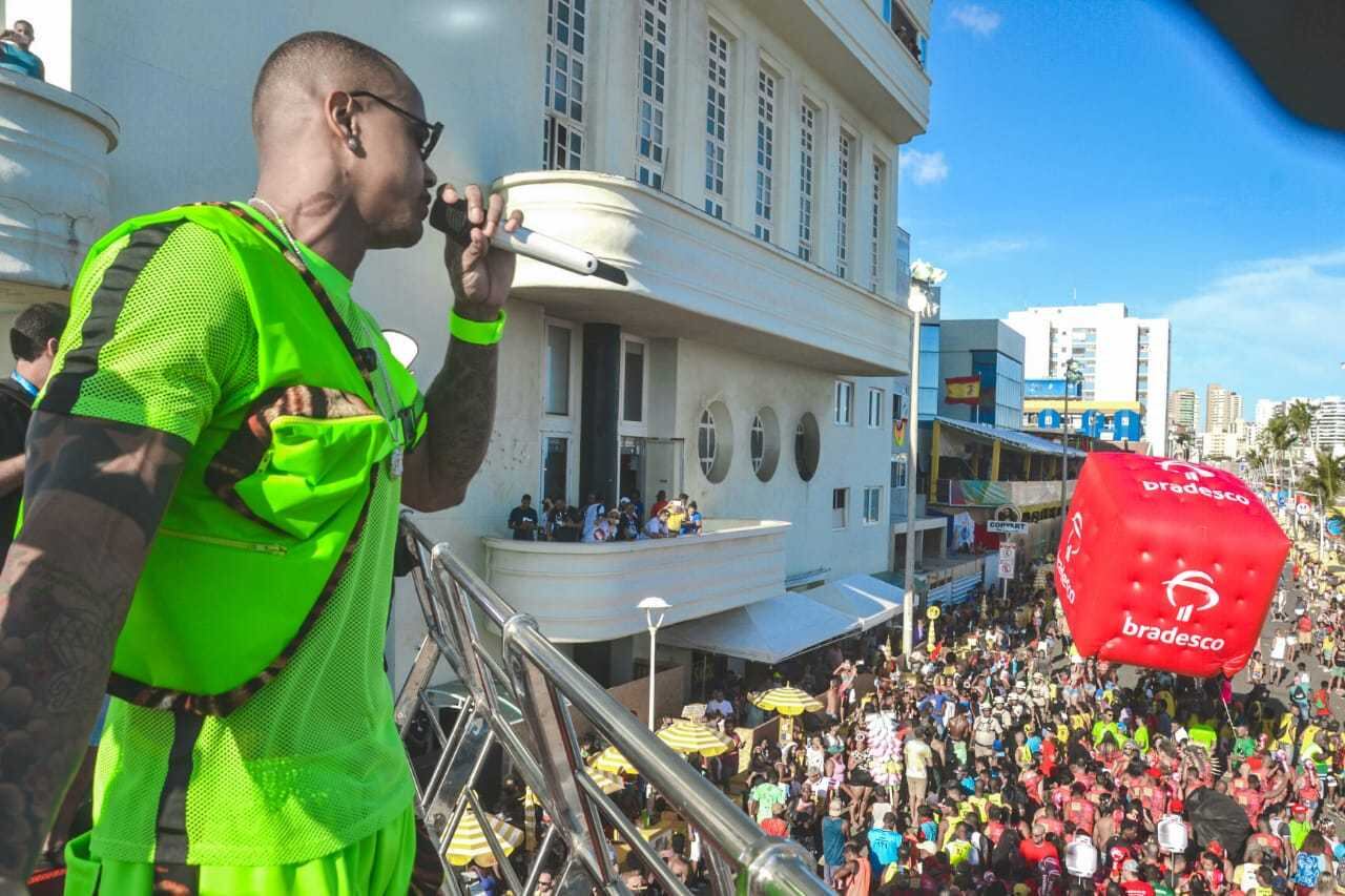 Leo Santana agitou a tarde desta sexta-feira (1) em Salvador com o Bloco Nana Banana