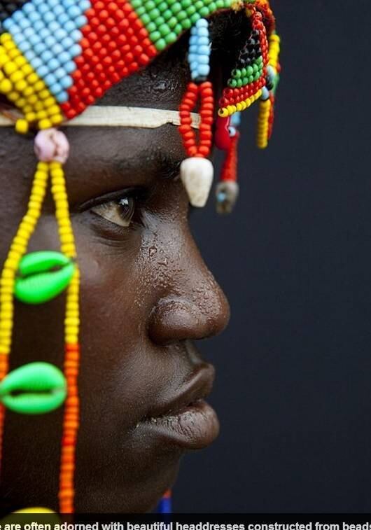 Lafforgue conta que os colares de cor vermelha são entregues às meninas adolescentes quando têm a primeira menstruação. Depois de casada, ela ganha o colar amarelo, chamado de Vilanda.
 
Muitos dos colares são passados de mãe para filha