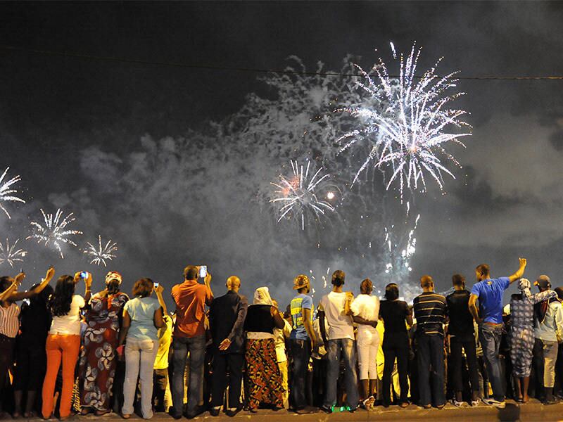 Fogos de artifício explodiram sobre a lagoa Ebrie Lagoa, em Abidjan, na Costa do Marfim, em 1 º de janeiro de 2014. Apesar da celebração do Ano-Novo, o país vive em clima de alerta, já que o governo tem implementado medidas de segurança para evitar outro tumulto mortal que matou pelo menos 60 e feriram 49 durante o ano de 2013 