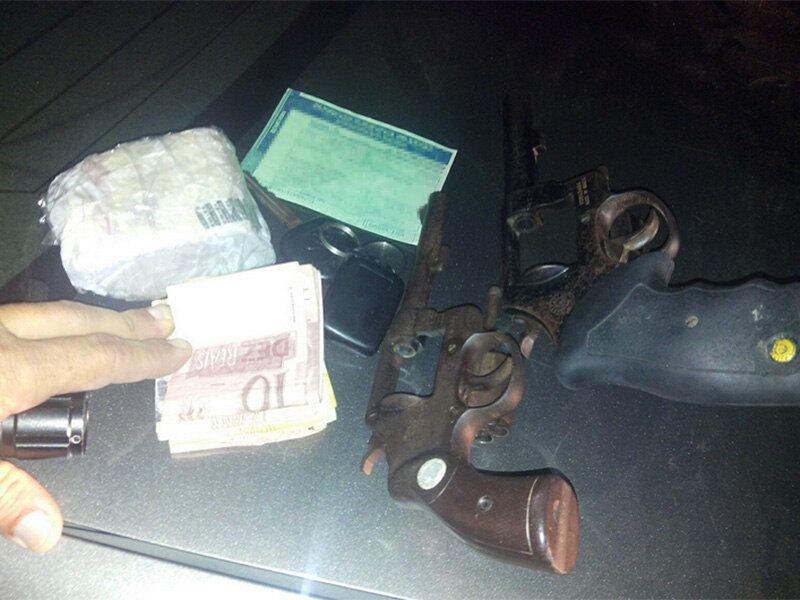 Policiais apreenderam armas, dinheiro e veículo