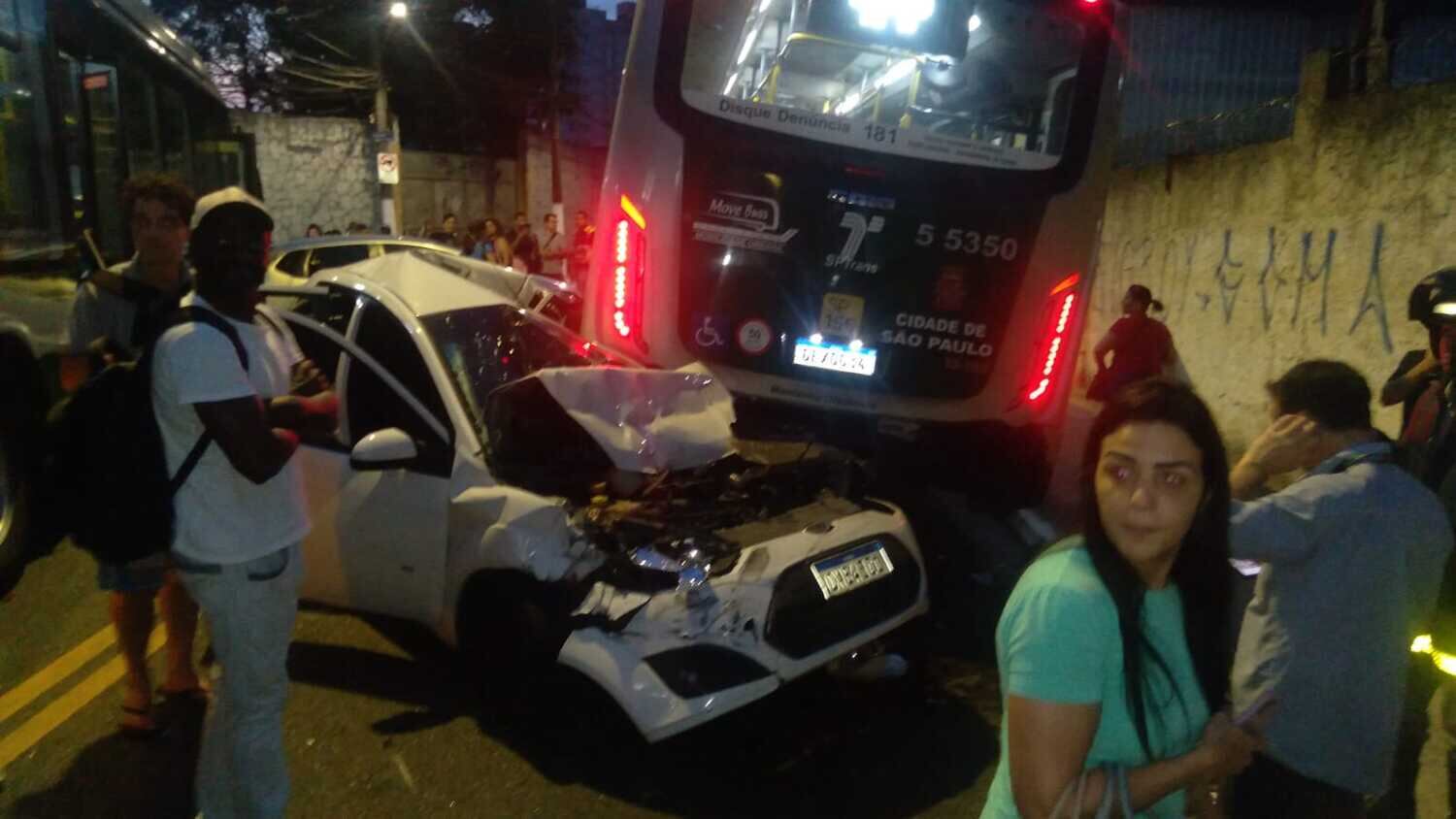 Carro foi completamente destruído em acidente