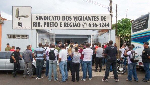 Seguranças de banco de Ribeirão Preto, no interior de São Paulo, estão paralisados