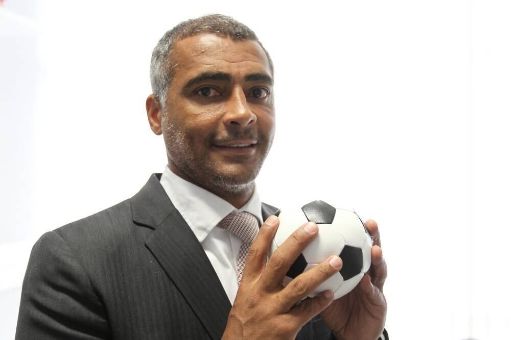 Agradecendo o FBI pelo seu trabalho contra a corrupção na Fifa, Romário pede uma investigação ainda maior e disparou contra o francês Michel Platini, atual presidente da UEFA e membro do comitê executivo da Fifa, que foi suspenso por 90
dias pelo Comitê de Ética da Fifa por conta de corrupção