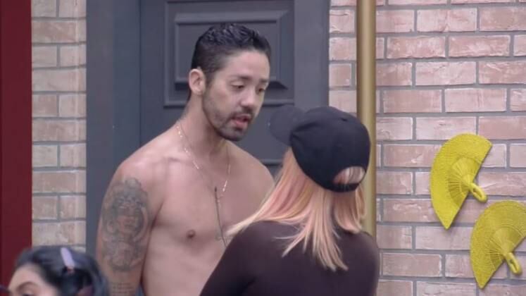 Cobra caninana

O clima tenso continuou na segunda (15). Rico cantava no banheiro quando Valentina interrompeu a música e disse que o peão não poderia falar de amor, pois ele não praticava. O humorista se irritou com o comentário da participante e eles discutiram. A briga também envolveu Dayane e MC Gui. Sem papas na língua, o humorista contou aos peões sobre os xingamentos da modelo sobre cada um e inovou no apelido da colega: “Cobra caninana”
