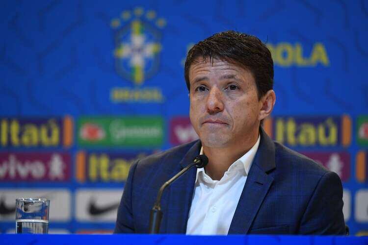 Juninho Paulista tenta. Mas não consegue jogos com europeus. Há comodidade com os 'não'