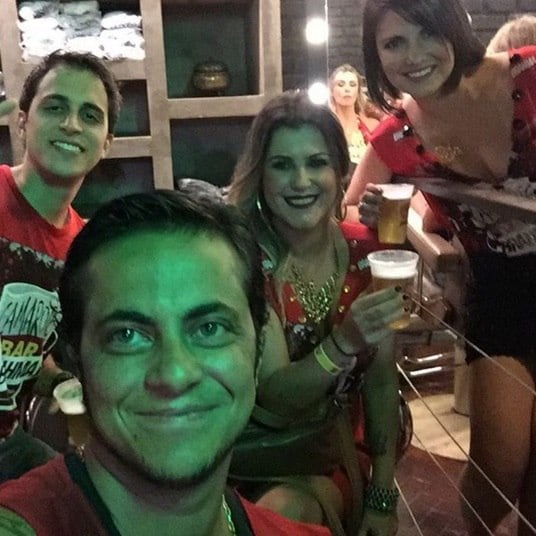 E também postou fotos com amigos no camarote de uma cervejaria