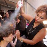 O xampu a seco pode ser utilizado? Não. Segundo a dermatologista, não está liberado. Ela explica que o produto induz a uma descamação seborreica do couro cabeludo, sensibilizando essa área. Ela acrescenta que também não existe nenhum estudo com esse produto em grávidas