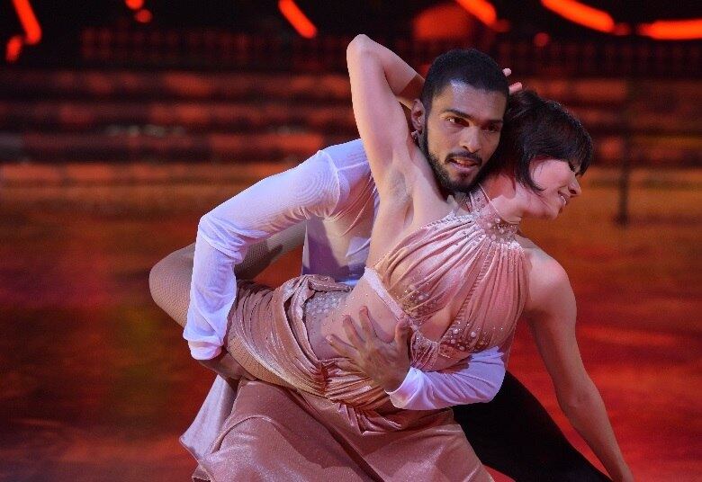 Quem também chamou a atenção dos jurados foi Richarlyson. Ao lado da técnica Camila, a estrela brilhou na rumba 