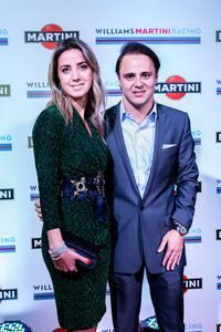 Cinco dias antes de disputar o GP Brasil, Felipe Massa tirou as máscaras pouco tempo depois para posar com ar mais sério para os fotográfos