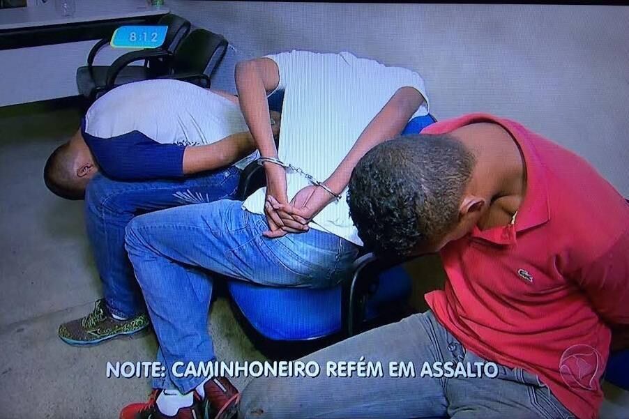 Suspeitos foram presos em flagrante após tentativa de roubo