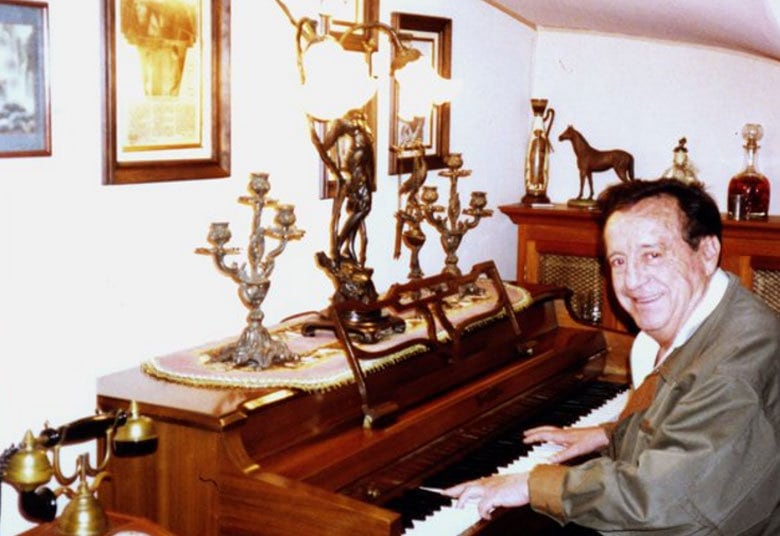 Fotos históricas mostram como era Chaves fora das gravações: um homem que se dedicava também a outras artes como a música

• Dona Florinda faz revelações inéditas; assista aos melhores momentos do Gugu desta quarta (16)
