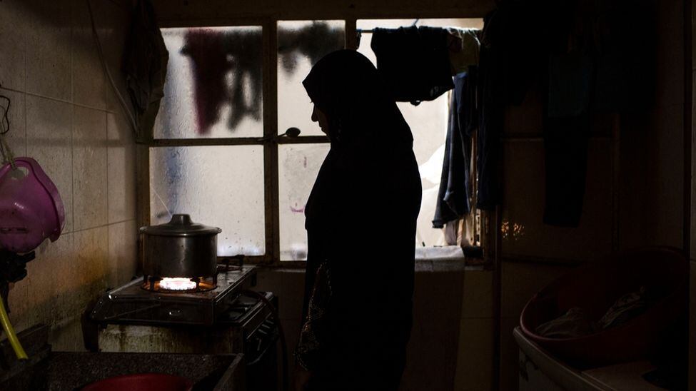 A
palestina Nasreen nasceu e cresceu em Shatila. Durante os últimos 10 anos
trabalhou como assistente social e, atualmente, trabalha com o MSF na unidade
de Shatila. Seu trabalho consiste em ir de porta em porta tentando identificar
se há alguma emergência médica