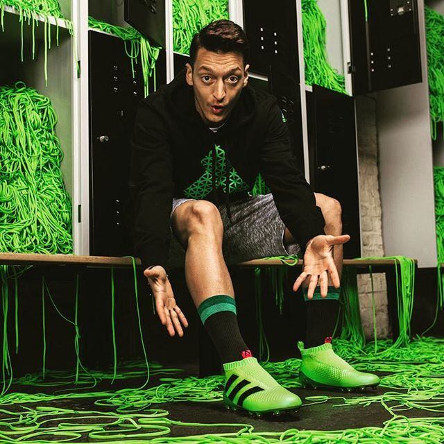 O modelo foi apresentado por grandes craques do futebol mundial. Mesut Özil, meia alemão do Arsenal, é um deles