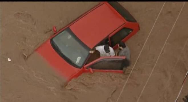 Homem foi resgatado com ajuda de cordas e levado para local seguro