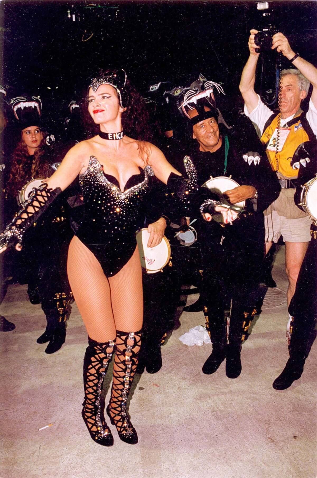 Mas as fantasias polêmicas não são novidades de agora. Em 1998, desfilando pela tradição, a ex-modelo, que fez história no Carnaval, virou assunto no país inteiro e provocou a ira das feministas. O motivo? Ela desfilou com uma coleira contendo o nome do então marido, o empresário Eike Batista