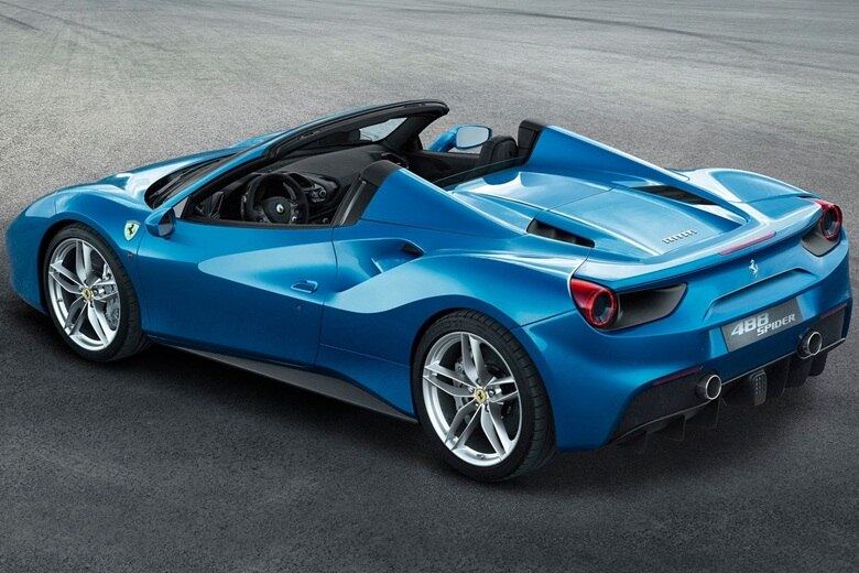 O chassi possui a mesma rigidez torcional da versão "fechada" e 23% mais que o antecessor 458 Spider