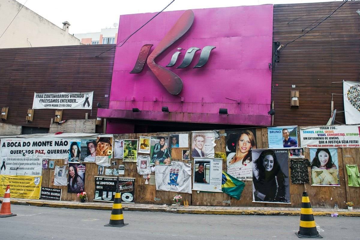 Após quase um ano do incidente que deixou mais de 240 pessoas mortas na boate Kiss, em Santa Maria (RS), moradores da cidade, familiares e amigos das vítimas relembraram o caso neste sábado (25) para pedir Justiça e também para prestar diversas homenagens aos jovens universitários que estavam na festa naquela madrugada de 27 de janeiro de 2013.

A fachada do local onde tudo aconteceu estava repleta de cartazes com mensagens de luto e fotos das vítimas do incêndio  
