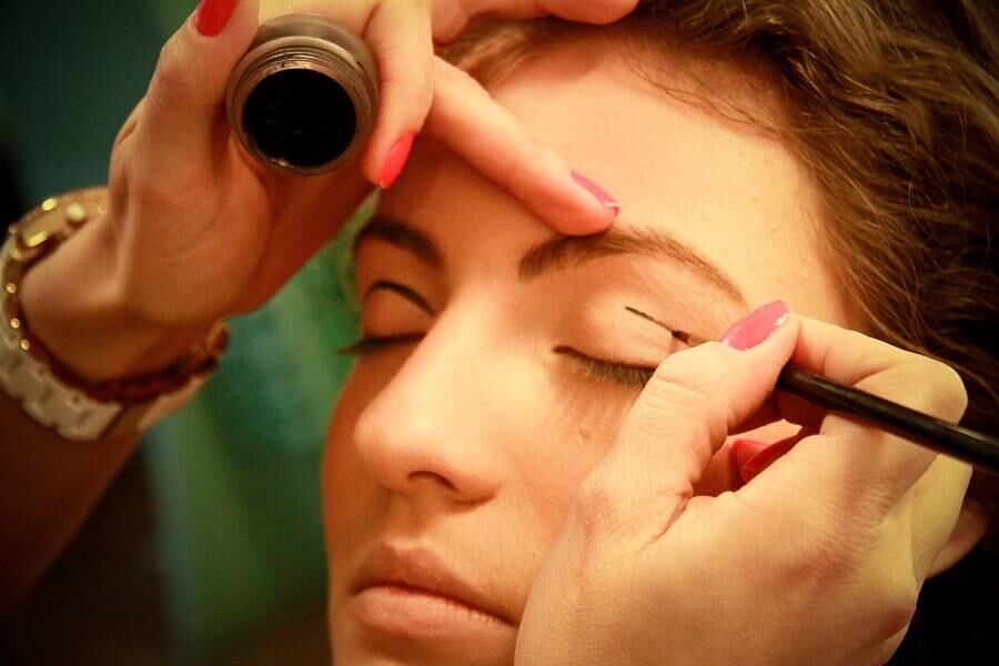 Com a pele feita, use delineador em gel aplicado em pincel para marcar o côncavo do olho. Em seguida, esfume o traço para deixar os olhos ainda mais marcado 