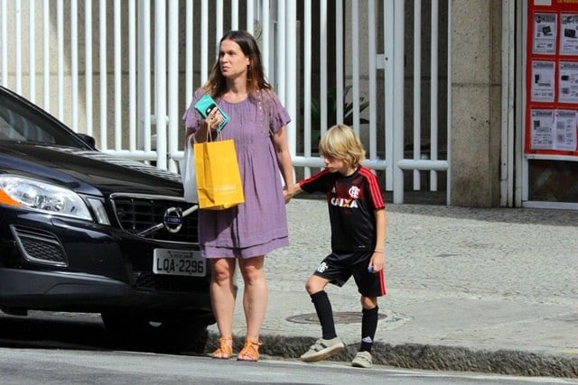 Vanessa Loes foi vista nas ruas do Rio fazendo as compras de fim de ano