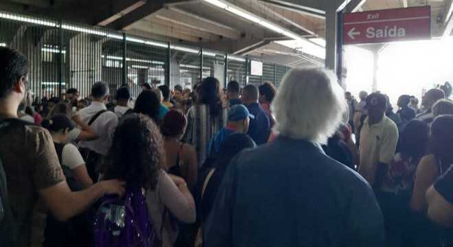 Por causa de falha com trem na linha 3 do metrô, estação Barra Funda ficou lotada