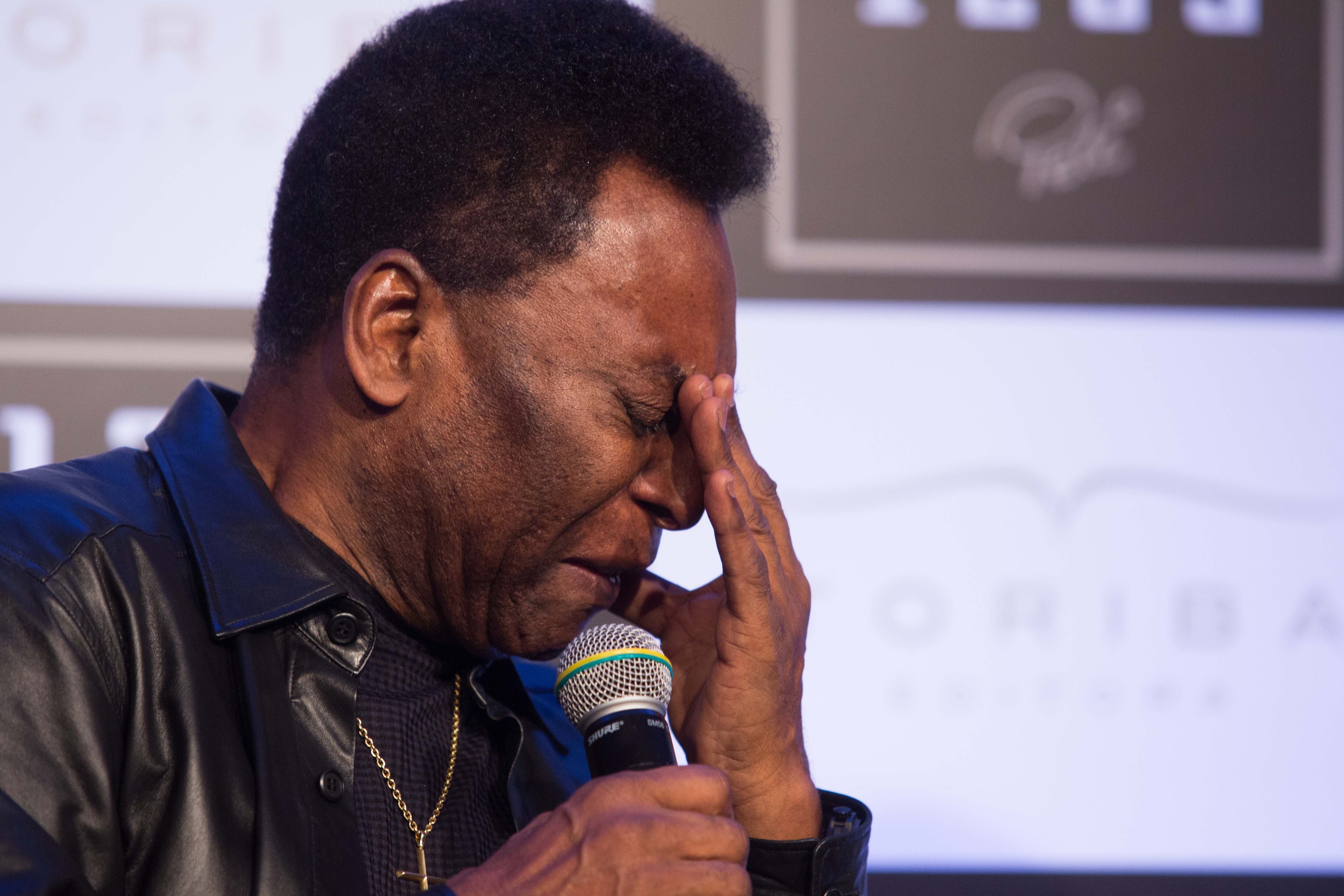 Pelé chora ao relembrar carreira
