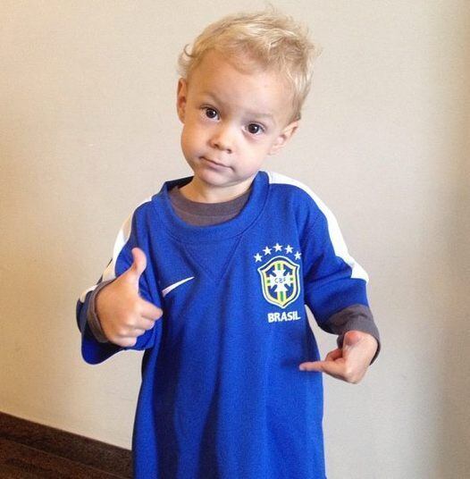 O pequeno faz sucesso desde pequeno, e deixa os fãs malucos com suas caras e bocas