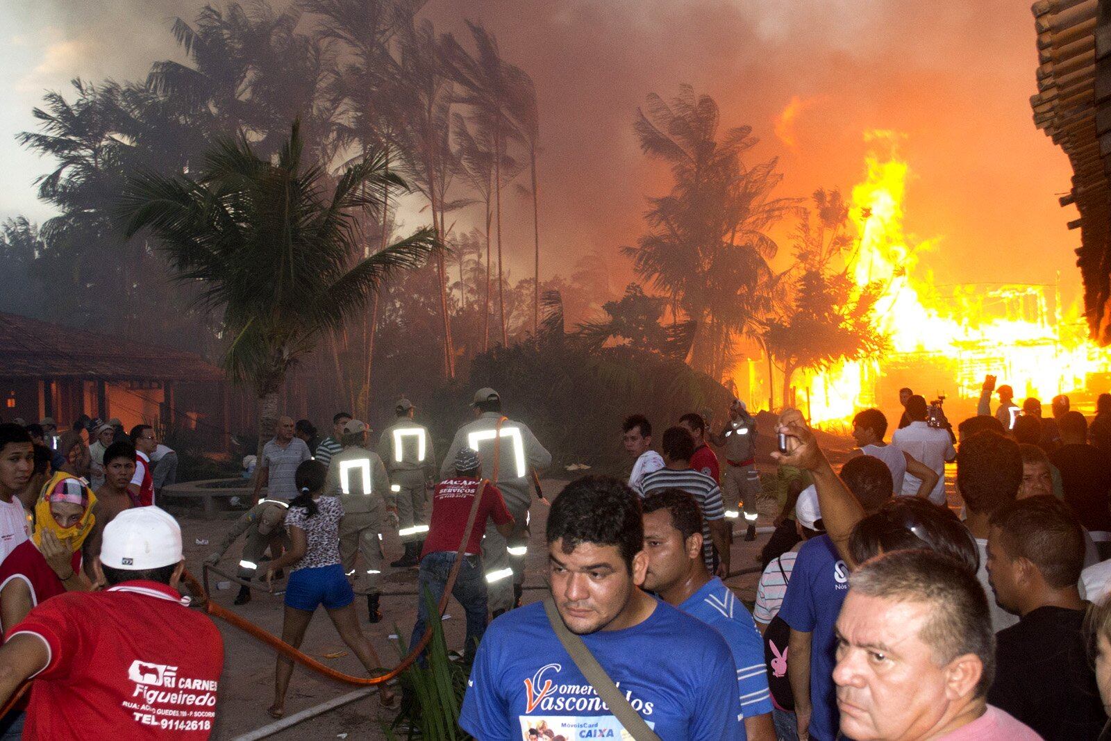 Chamas chegaram a 10 m de altura
