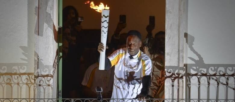 Pelé teve rápida aparição com a tocha olímpica na sacada do museu que leva seu nome, na última sexta, em Santos