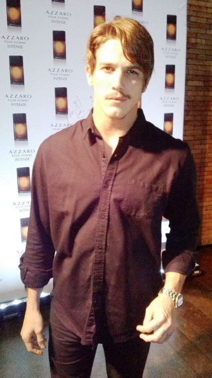 Cheio de charme, Romulo Neto prestigiou o lançamento do perfume 