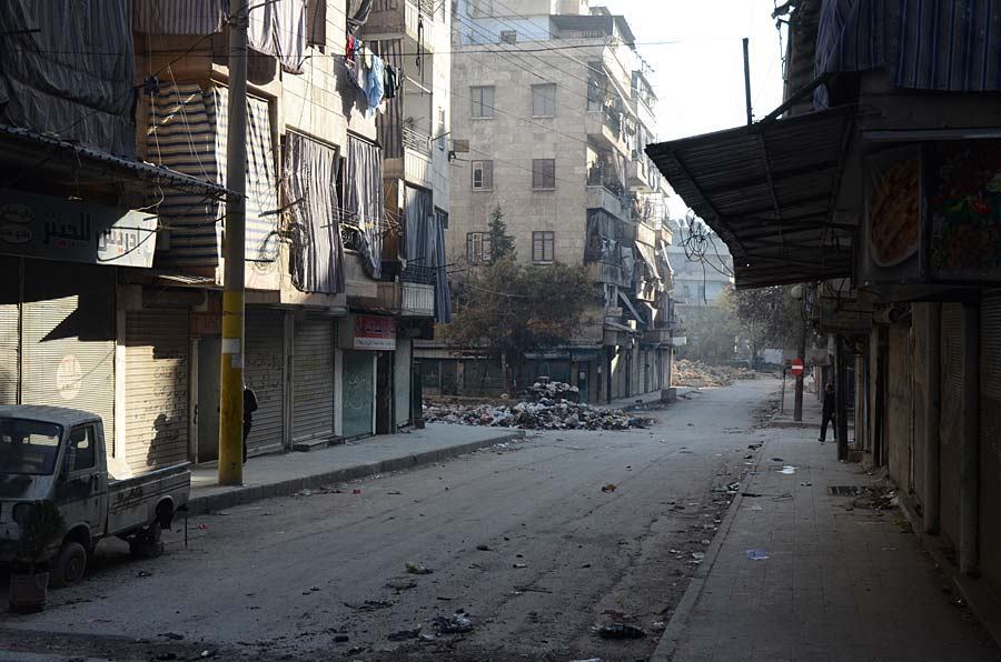 Nessa galeria de fotos, o internauta do R7 vê de perto a destruição da cidade de Aleppo, flagrada pelas lentes do fotojornalista brasileiro Edrien Esteves. Leia a reportagem completa