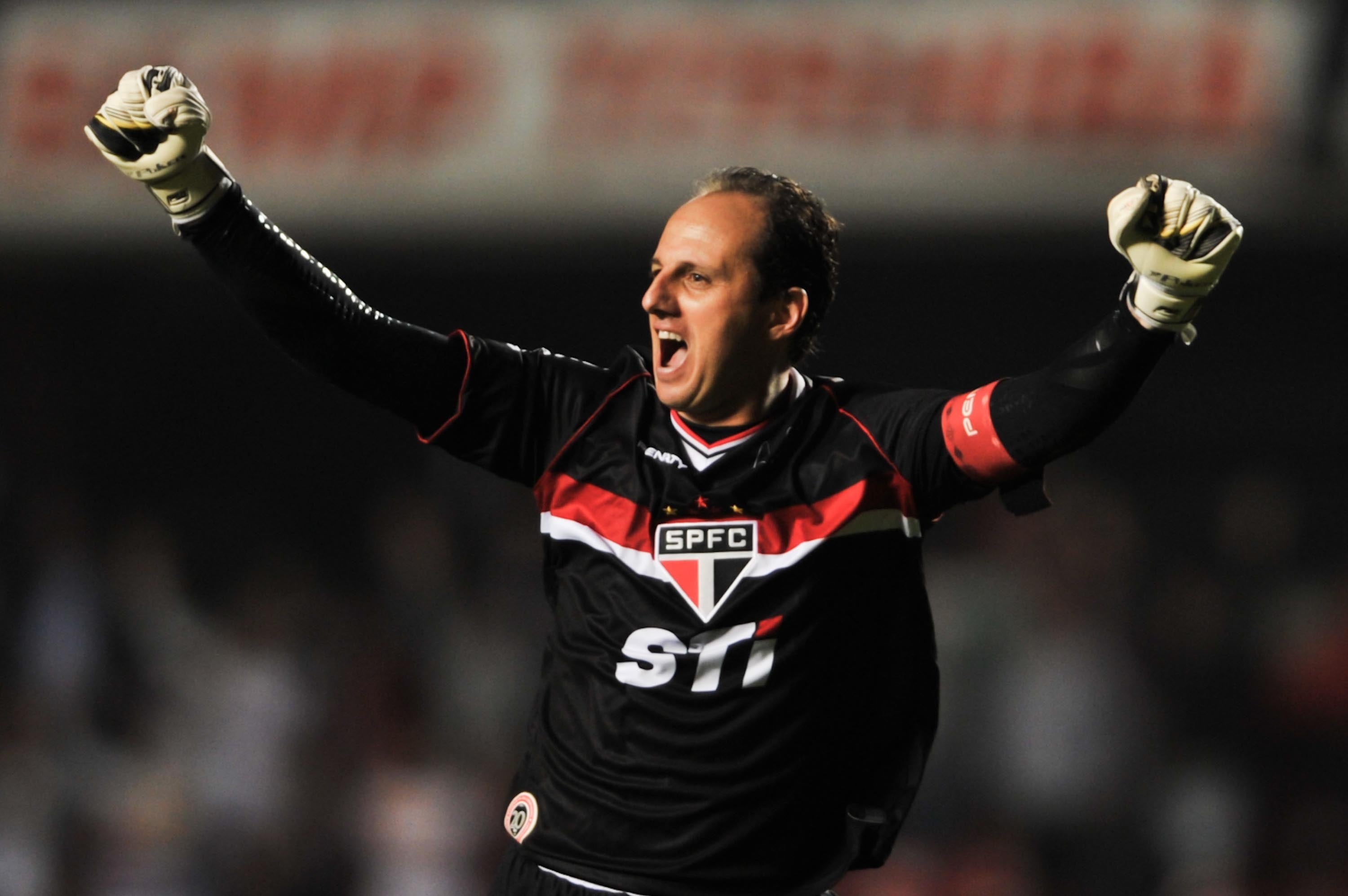 Mesmo com as falhas, o goleiro salvou o clube no segundo semestre
e, durante a fase ruim do elenco, foi o grande destaque do São Paulo