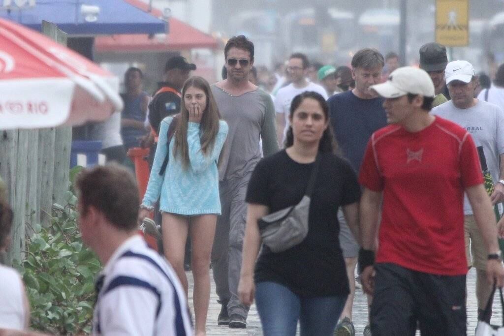 Gerard Butler caminha tranquilamente pela orla do Leblon