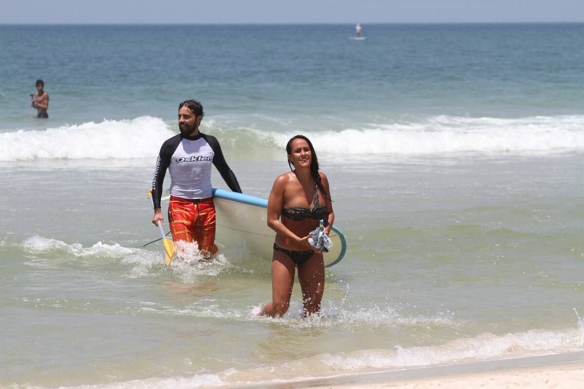 Bruno Gagliasso e Ricardo Pereira praticam stand up paddle na praia da Barra da Tijuca, no Rio