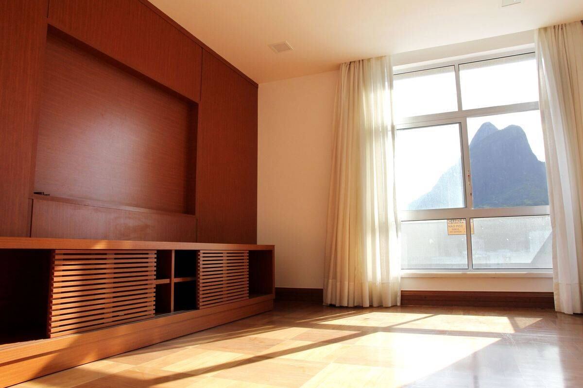 Todos os cinco quartos do tríplex têm banheiros e vista privilegiada. O maior dormitório fica no segundo andar e tem closet integrado