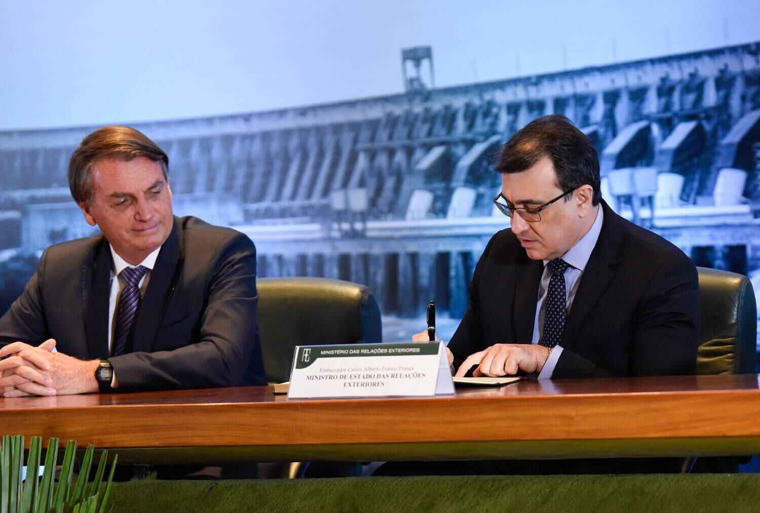 O presidente Jair Bolsonaro com o ministro das Relações Exteriores, Carlos França