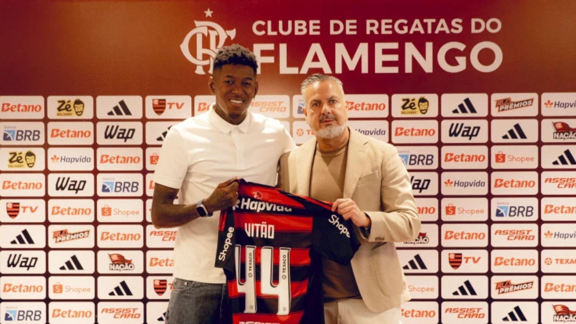 Zagueiro Vitão é apresentado no Flamengo ao lado de José Boto