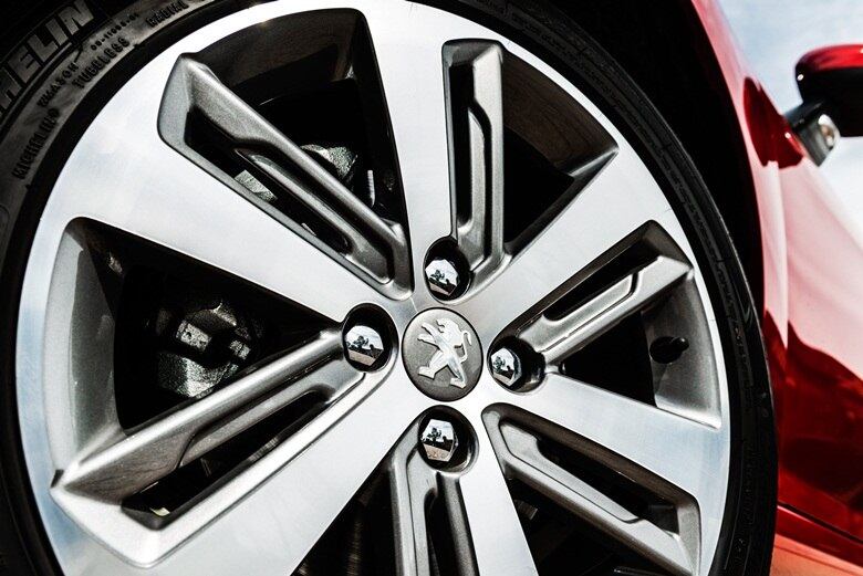 Confesso que preferia a regulagem anterior mais esportiva, com jeitão de Peugeot. O 308 ficou com o comportamento do extinto Citroën C4 hatch