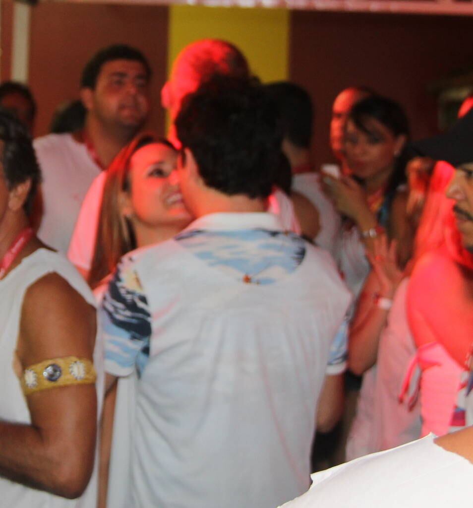 Só no beijinho!

Rogério Flausino, cantor da banda Jota Quest, decidiu curtir o Carnaval de Salvador com sua mulher, Ludmila Carvalho