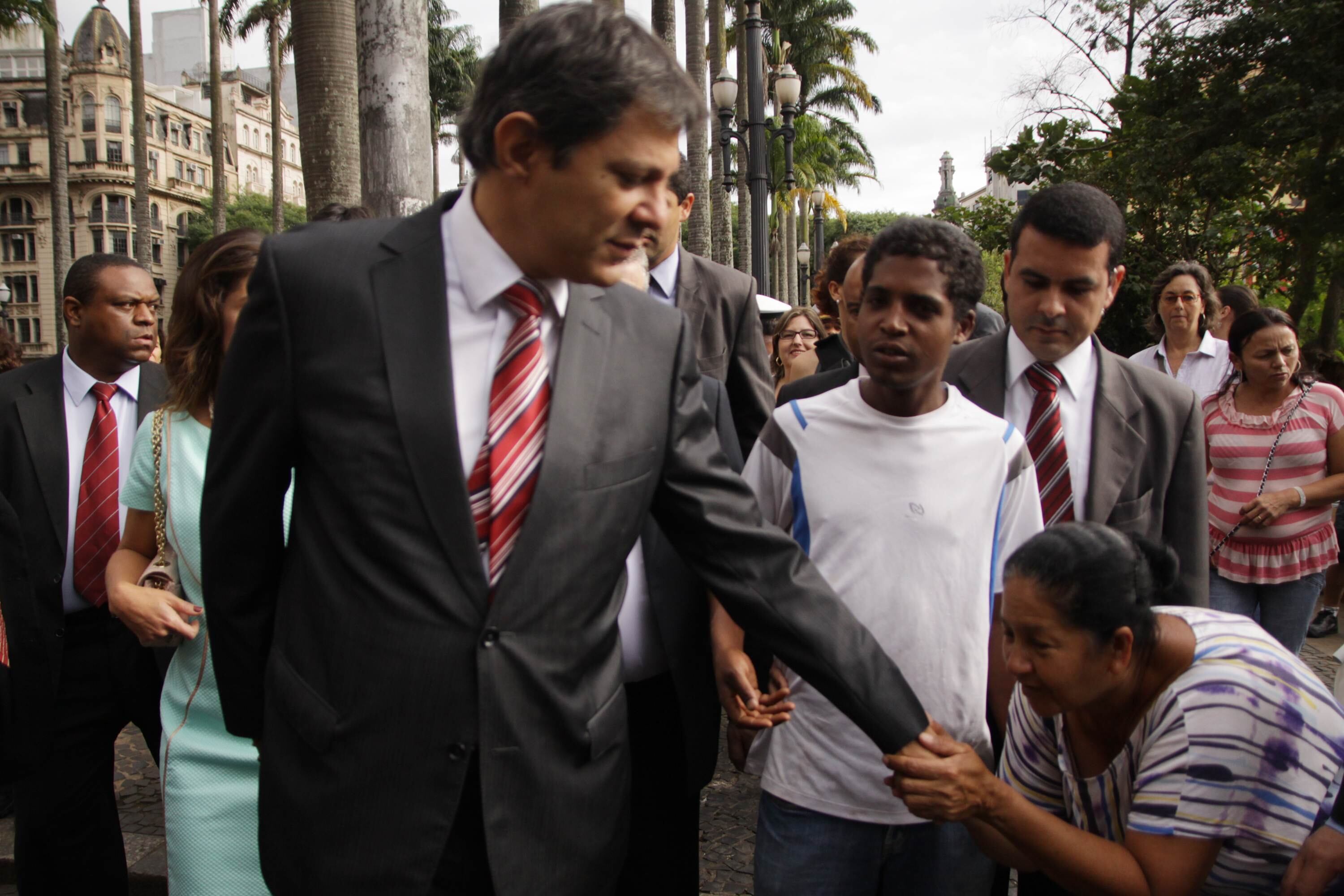 O prefeito Fernando Haddad, que
também faz aniversário nesta sexta-feira, chega à Catedral da Sé, no centro de
SP, para a missa do dia de São Paulo, padroeiro da cidade