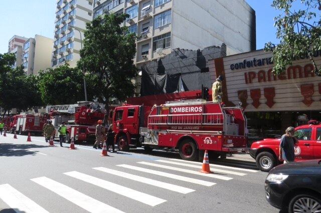 Os bombeiros fecharam uma faixa da rua Visconde de Pirajá